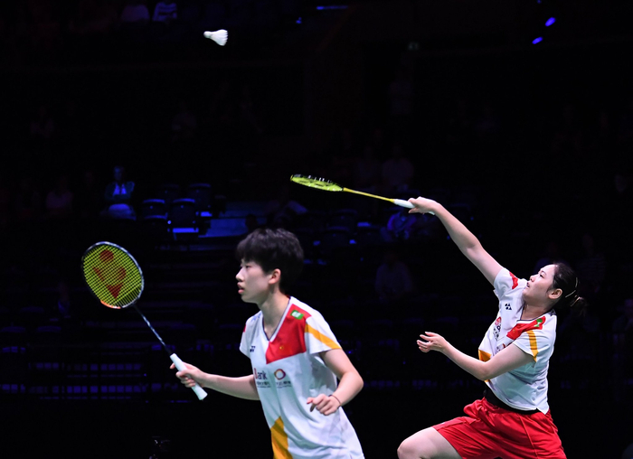 一名不拉开 一名不拉开